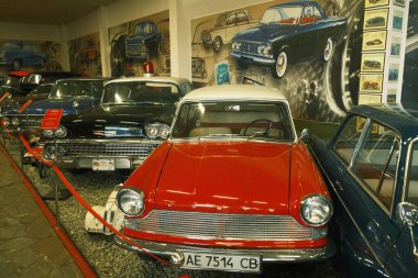 Eski bir antika araba. 20. yüzyılın klasik arabaları.