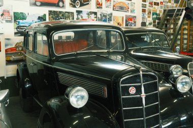 Eski bir antika araba. 20. yüzyılın klasik arabaları.