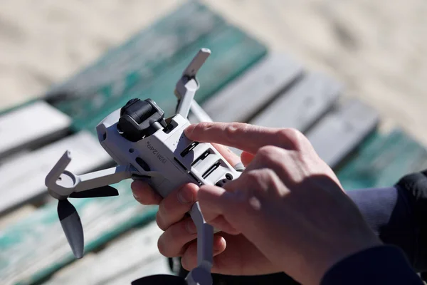 İHA 'lar ellerinde. İHA uçuşu, İHA fotoğrafı, hava fotoğrafçılığı.