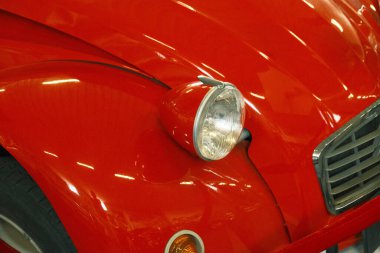 Klasik araba, yakın plan, içi camdan. Eski bir antika araba. 20. yüzyılın klasik arabaları.