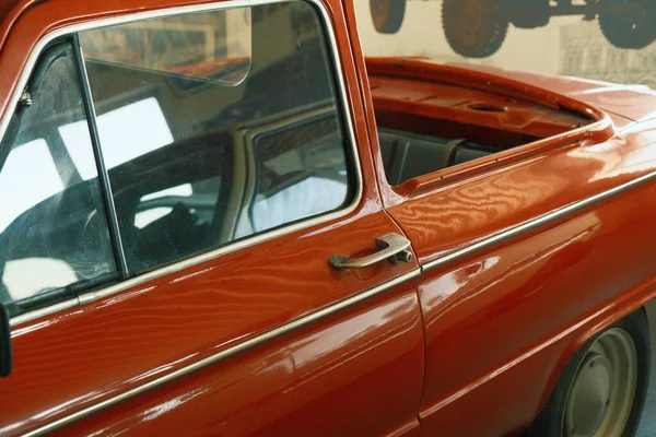 รถคลาสส กใกล ามา ภายในผ านกระจก รถย อนย คโบราณ รถคลาสส กของศตวรรษท — ภาพถ่ายสต็อก