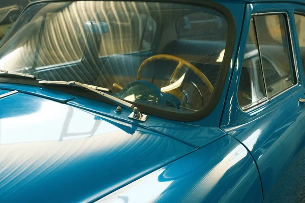 รถคลาสส กใกล ามา ภายในผ านกระจก รถย อนย คโบราณ รถคลาสส กของศตวรรษท — ภาพถ่ายสต็อก