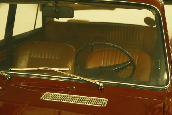Klasik araba, yakın plan, içi camdan. Eski bir antika araba. 20. yüzyılın klasik arabaları.