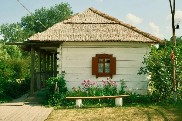 Tradiční Ukrajinský Dřevěný Dům Vesnici Stará Ukrajinská Národní Chata — Stock fotografie