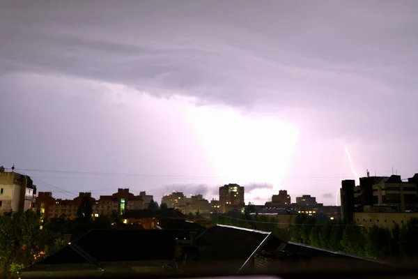 Geceleri gökyüzünde şimşek çakıyor. Gece gökyüzünde gök gürültülü bir fırtına sırasında şimşek