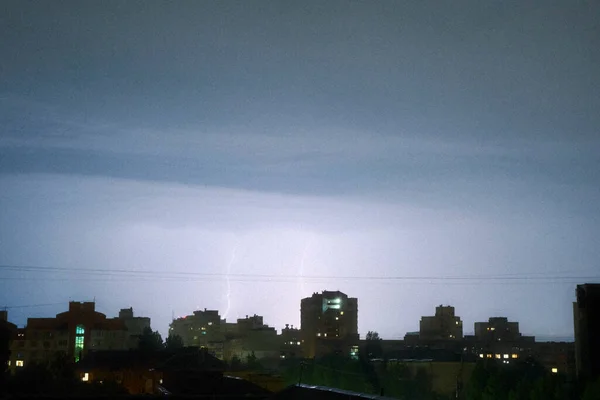 Geceleri gökyüzünde şimşek çakıyor. Gece gökyüzünde gök gürültülü bir fırtına sırasında şimşek