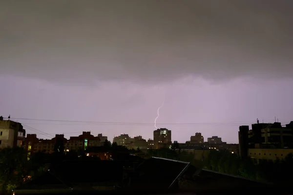 Geceleri gökyüzünde şimşek çakıyor. Gece gökyüzünde gök gürültülü bir fırtına sırasında şimşek