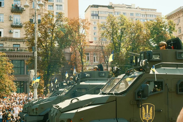Ukrayna - bağımsızlık günü, askeri geçit töreni. Ukrayna 'nın askerleri ve Bağımsızlık Günü onuruna düzenlenen askeri geçit törenindeki dost ülkeler. Askeri teçhizat, tanklar, geçit törenindeki askerler.
