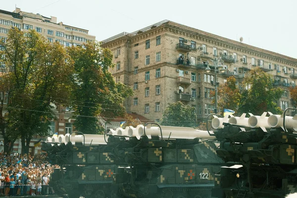 Ukrayna - bağımsızlık günü, askeri geçit töreni. Ukrayna 'nın askerleri ve Bağımsızlık Günü onuruna düzenlenen askeri geçit törenindeki dost ülkeler. Askeri teçhizat, tanklar, geçit törenindeki askerler.