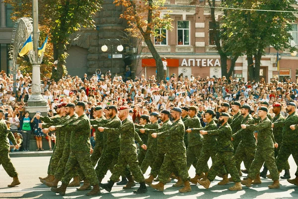 Ukrayna - bağımsızlık günü, askeri geçit töreni. Ukrayna 'nın askerleri ve Bağımsızlık Günü onuruna düzenlenen askeri geçit törenindeki dost ülkeler. Askeri teçhizat, tanklar, geçit törenindeki askerler.
