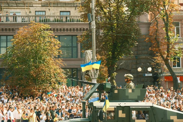 Ukrayna - bağımsızlık günü, askeri geçit töreni. Ukrayna 'nın askerleri ve Bağımsızlık Günü onuruna düzenlenen askeri geçit törenindeki dost ülkeler. Askeri teçhizat, tanklar, geçit törenindeki askerler.