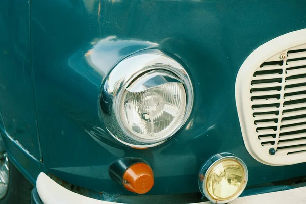 Klasik araba, yakın plan, içi camdan. Eski bir antika araba. 20. yüzyılın klasik arabaları.
