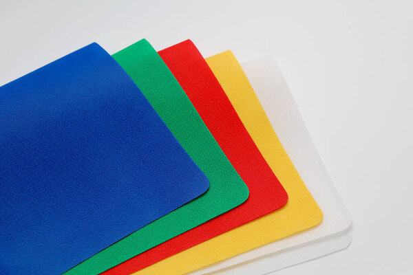 Набор красочных фонов для фотографий. Куча разноцветных тканей. Набор разноцветных листов бумаги.