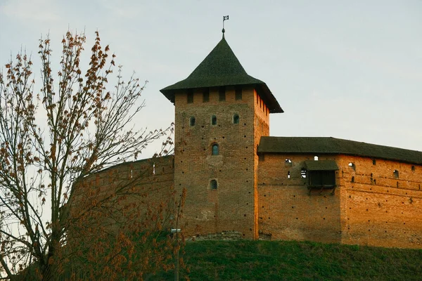 Τείχη Και Πύργος Αρχαίου Κάστρου Τείχη Από Τούβλα Και Παρατηρητήριο — Φωτογραφία Αρχείου