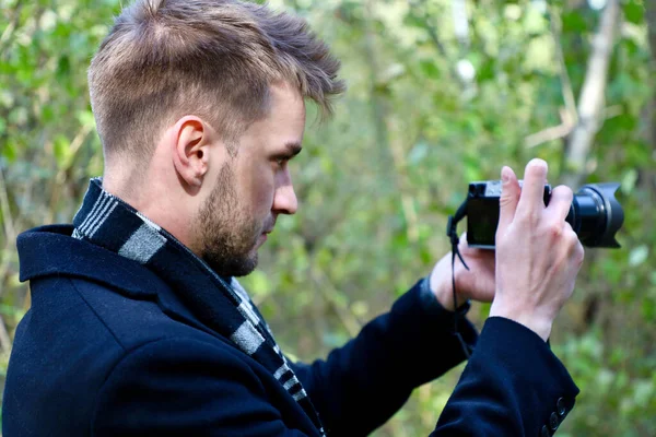 Photographer Black Coat Scarf Camera Work Guy Takes Pictures Camera — ストック写真