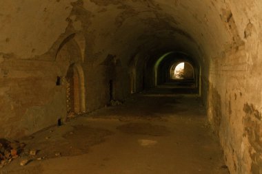 Tünellerin içindeki eski yeraltı mezarlıkları harap oldu. Eski labirentler, yeraltı mezarları, harabe tuğla yollar ve tüneller boyunca yürü. Labirentteki eski tuğla duvarlar ve tavanlar