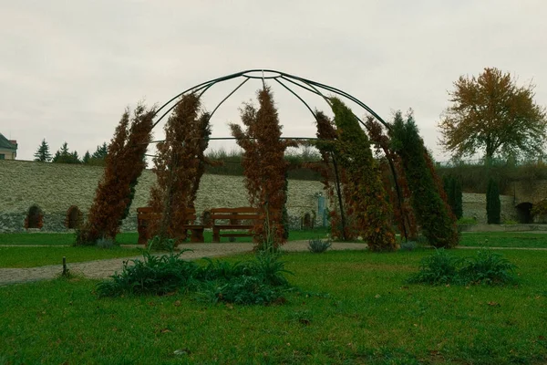 Nádherný Park Improvizovaný Plot Mezi Stromy Kolem Laviček Parku Krásná — Stock fotografie