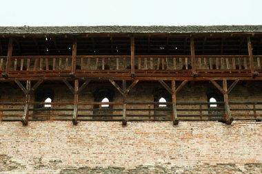 Kalede koruyucu duvar var. Okçu ve topçu pozisyonları olan kuleler arasındaki kalede takviye. Askerlerin ve silahların bulunduğu kalenin koruyucu geçitleri.