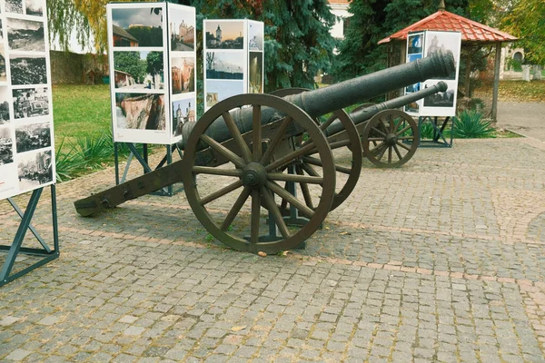 Oude Middeleeuwse Kanonnen Tentoongesteld Het Park Antieke Artillerie Oude Kanonnen — Stockfoto