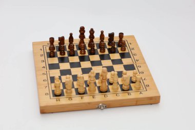 Oyundan önce satranç tahtasındaki satranç taşları. Güzel konu fotoğrafı - satranç tahtası beyaz arka planda oyundan önce satranç taşları ile