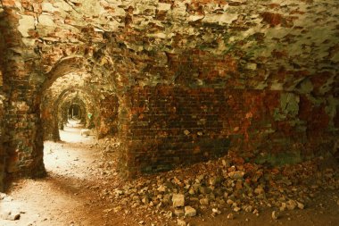 Tünellerin içindeki eski yeraltı mezarlıkları harap oldu. Eski labirentler, yeraltı mezarları, harabe tuğla yollar ve tüneller boyunca yürü. Labirentteki eski tuğla duvarlar ve tavanlar
