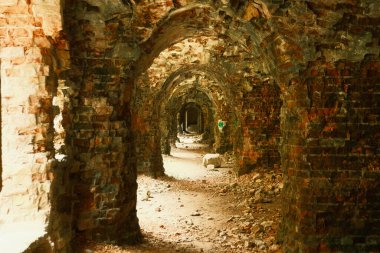 Tünellerin içindeki eski yeraltı mezarlıkları harap oldu. Eski labirentler, yeraltı mezarları, harabe tuğla yollar ve tüneller boyunca yürü. Labirentteki eski tuğla duvarlar ve tavanlar