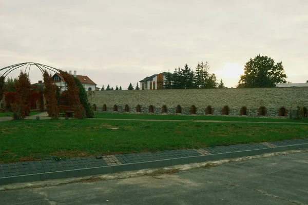 Güzel bir park. Parktaki bankların etrafında doğaçlama bir çit. Parktaki güzel organizasyon ve manzara. Ağaçlar, banklar, çimenler ve yeşillikler