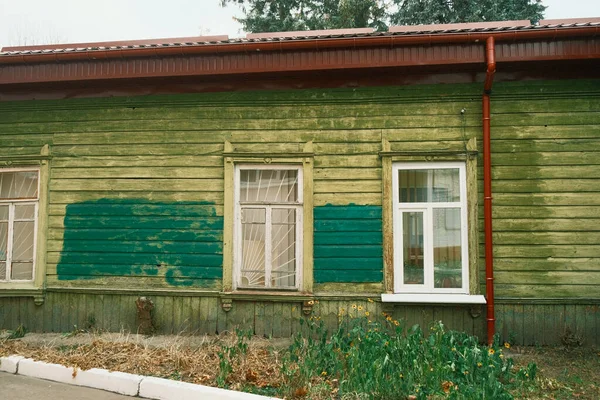 Όμορφο Παλιό Πράσινο Ξύλινο Σπίτι Αρχαίο Ξύλινο Πράσινο Σπίτι Ανάμεσα — Φωτογραφία Αρχείου