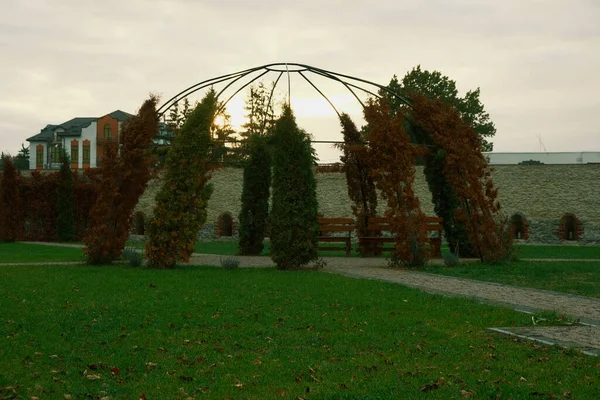 Ein Schöner Park Ein Improvisierter Zaun Aus Bäumen Bänke Park — Stockfoto