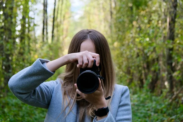 Yerindeki Kız Fotoğrafçı Fotoğraf Çekmekle Meşgul Kameralı Bir Kız Fotoğrafçının — Stok fotoğraf