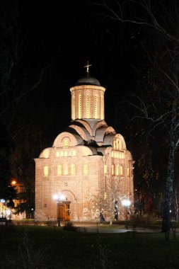 Geceleri beyaz renkli güzel antik ortodoks kilisesi. Haçları ve kubbeleri olan beyaz antik Hristiyan tapınağı - gece görüşü. Çernihiv 'deki Ukrayna' nın antik Kievan Rusçası tapınağı.