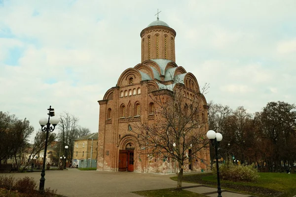 Kırmızı Renkli Güzel Antik Ortodoks Kilisesi Haçları Kubbeleri Olan Eski — Stok fotoğraf