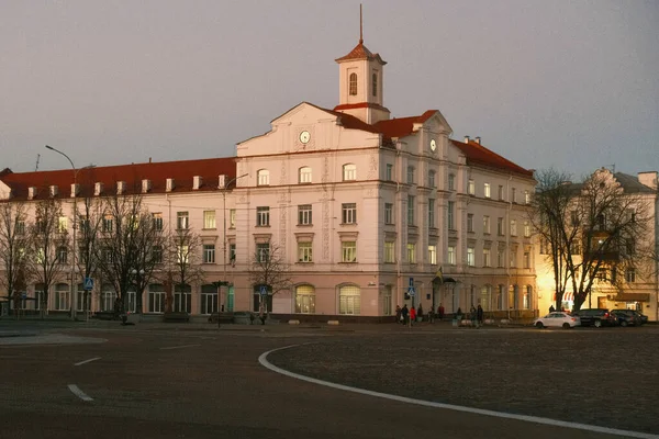 Şehirdeki güzel beyaz ve kırmızı bina. Şehir caddesinde beyaz tuğlalı bir bina. Güzel çok katlı beyaz-kırmızı tuğla bina
