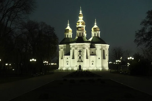 夜には白い色の美しい古代正統派教会 十字架とドームを持つ白い古代キリスト教の寺院 キエヴァン ルスの古代寺院 ウクライナ チェルニヒフ ストック画像