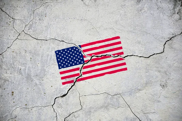 Duvardaki çatlak Amerikan bayrağının eski bir resmi. Bir kriz..