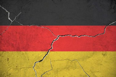 Duvarda çatlak bir Alman bayrağının resmi. Arkaplan.