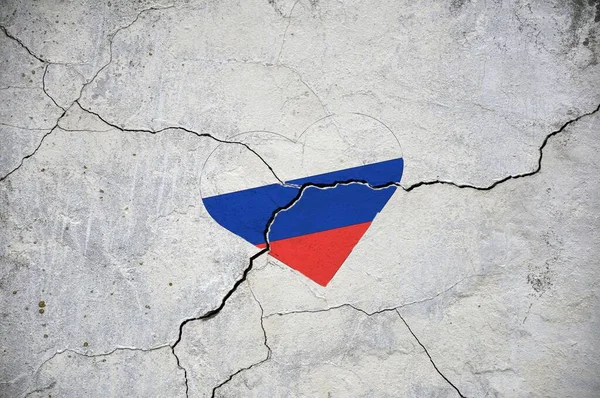 Çatlamış Beton Bir Duvarda Rusya Federasyonu Bayrağının Kalp Şeklinde Bir — Stok fotoğraf
