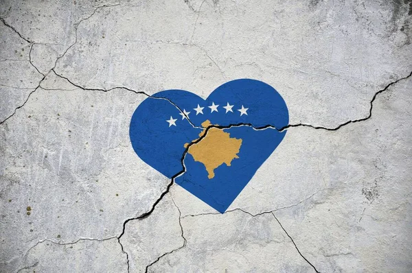 Flaga Republiki Kosowa Symbolizuje Serce Pękniętej Betonowej Ścianie — Zdjęcie stockowe