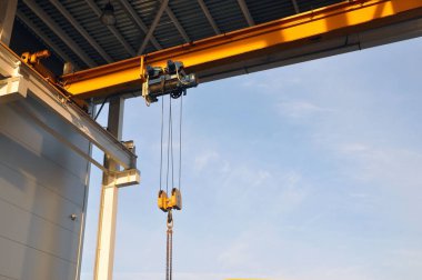 Fabrika kiriş vinci malzeme deposunun altına monte edilmiş. Sanayi.