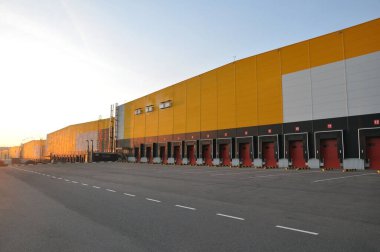 Büyük bir lojistik merkezinin boş yükleme bölümü. Depo.