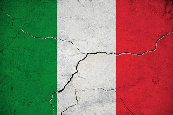 亀裂のある壁にイタリアの旗のイメージ — ストック写真