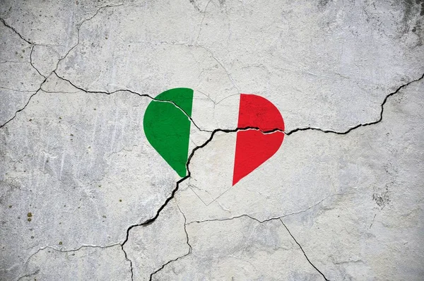 콘크리트 심장의 형태로 세워진 이탈리아 국기의 상징이다 — 스톡 사진