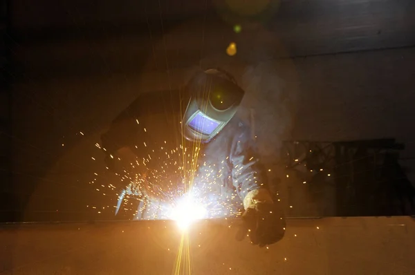 Elektroschweißer Bei Der Arbeit Ein Arbeiter Schweißt Metallkonstruktionen Einer Fabrik — Stockfoto