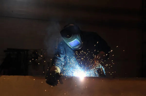 Електричний Зварювач Роботі Працівник Зварює Металеві Конструкції Заводі Професії — стокове фото