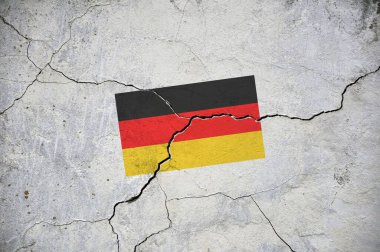 Duvarda çatlak olan Almanya bayrağının eski bir resmi. Bir kriz..