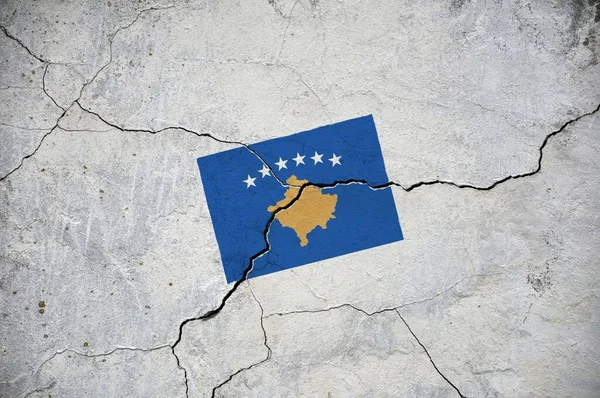 Stary Wizerunek Flagi Kosowa Ścianie Pęknięciem Kryzys — Zdjęcie stockowe