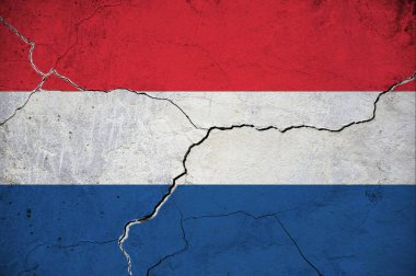 Duvarda çatlak bir Hollanda bayrağı resmi var. Arkaplan.