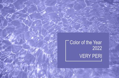 2022 yılının çok peri rengi. Moda konsepti. Yüzme havuzu alt yakıcı dalgalar ve dalgalar arka planda. Doku.