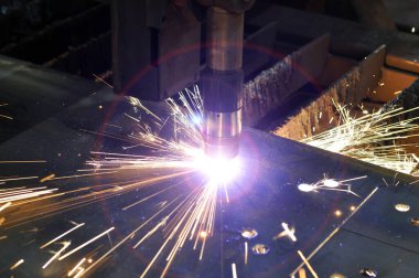 CNC ile metal plazma kesimi, modern endüstriyel teknolojiler. Uyarı - zor koşullarda doğru atış.