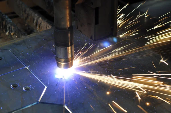 Plasma cutting of metal with CNC, modern industrial technologies. Warning - accurate shooting in difficult conditions. — Stock Photo, Image